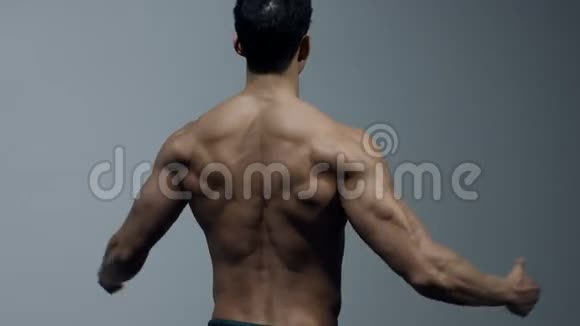 显示背部肌肉的健身模型视频的预览图