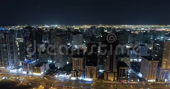夜晚城市的空中拍摄沙迦阿联酋视频的预览图