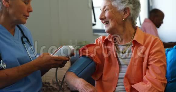 女医生检查老年妇女血压4k视频的预览图