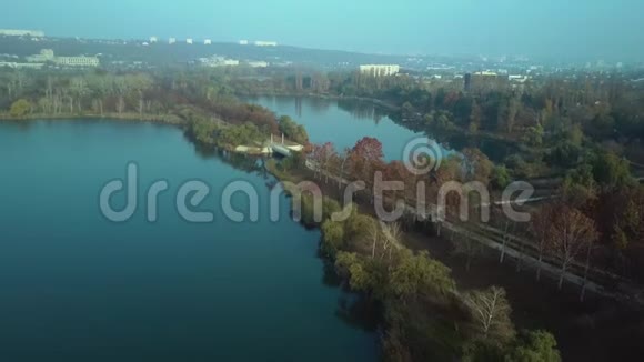 摩尔多瓦共和国基希涅夫回声公园湖上空的空中镜头视频的预览图