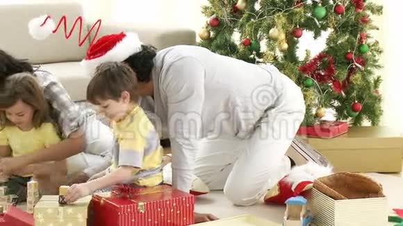 家庭在家里玩圣诞礼物视频的预览图