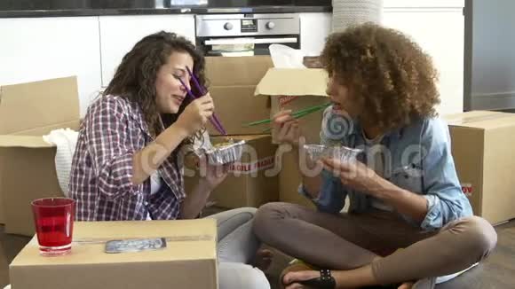 两位女性入住新家享受外卖美食视频的预览图