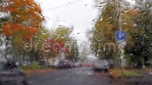 雨秋天气下的汽车交通视频的预览图