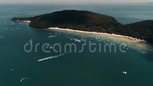 泰国珊瑚岛无人驾驶飞机射击小型运动船大型鱼渔船岛附近交通活跃视频的预览图