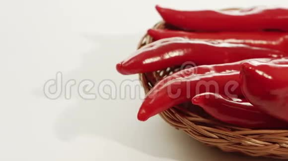 红椒放在篮子里食物背景视频的预览图