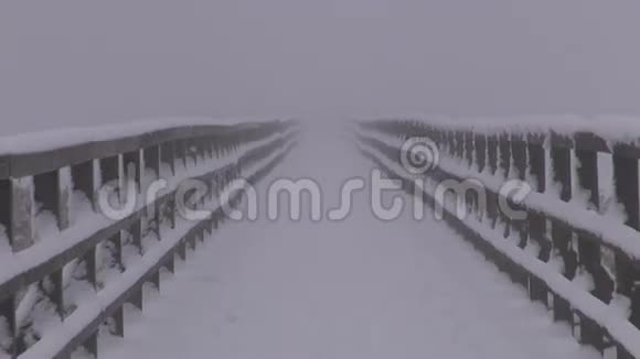 空的冬木雪桥和晨雾视频的预览图