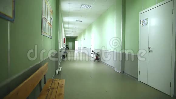 学校空廊内部绿化墙至视频的预览图