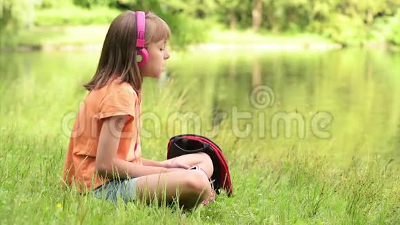 湖边的小女孩视频的预览图