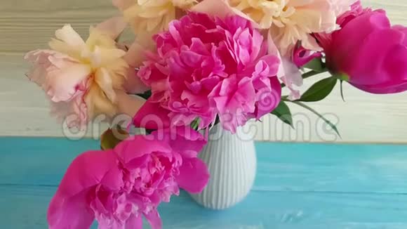 木制背景上的牡丹花瓶视频的预览图