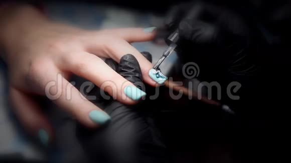 在一家美容院做美容师修指甲的特写镜头视频的预览图
