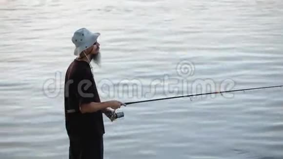 运动渔夫在多瑙河上钓鱼视频的预览图