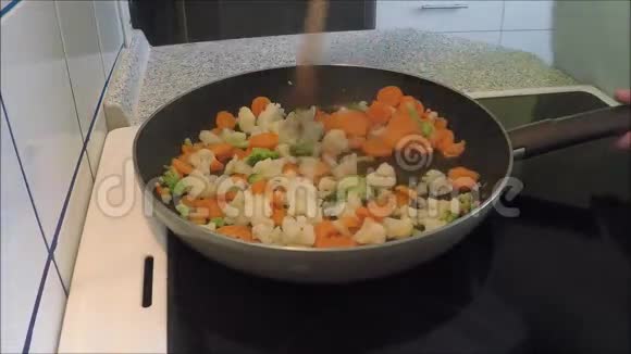 煎锅上的蔬菜视频的预览图