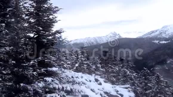 从缆车舱里你可以看到山和滑雪站视频的预览图