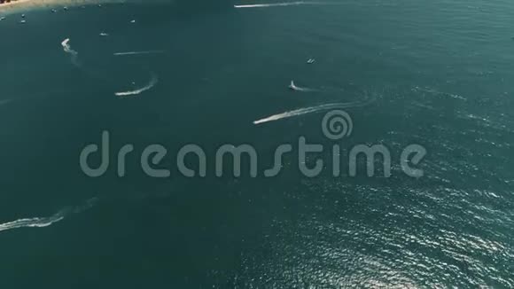 泰国珊瑚岛Drone射击小型运动船大型鱼渔船岛附近交通活跃视频的预览图