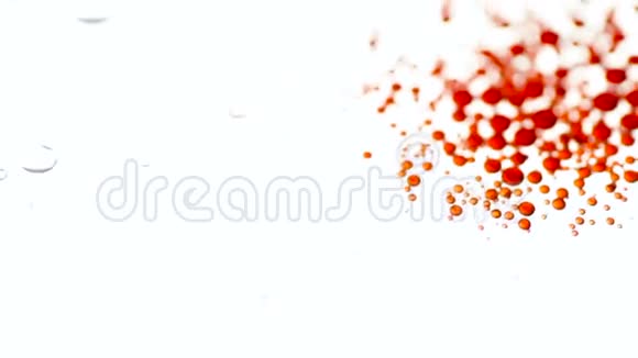 漂浮的红油滴在水面上视频的预览图