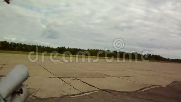从跑道起飞的直升机视野视频的预览图