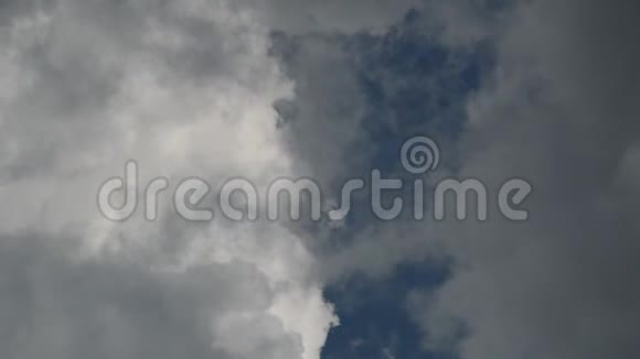 雨云漂浮覆盖着明亮的天空视频的预览图