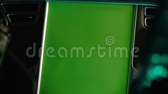 穿着黑色衣服开车的女人推着绿色屏幕控制面板视频的预览图