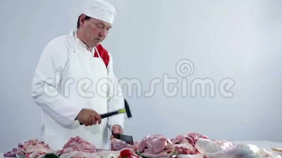 屠夫在屠宰时切火鸡肉视频的预览图