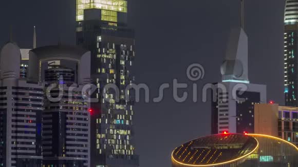 摩天大楼在阿拉伯联合酋长国迪拜市中心和金融区的夜景视频的预览图