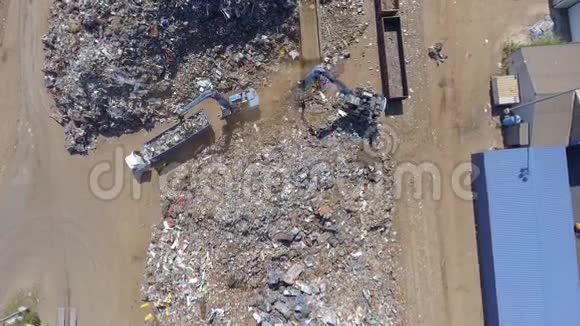 铁原料回收堆工机金属废料垃圾场挖掘机在垃圾场工作从这里看视频的预览图