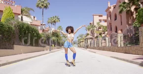 女性骑着溜冰鞋视频的预览图