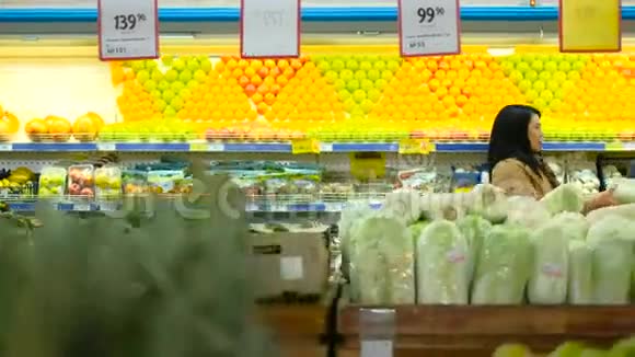 在超市挑选商品的幸福夫妻形象视频的预览图