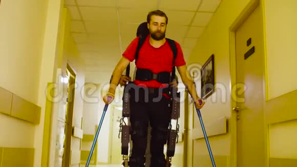 在机器人外骨骼中行走的残疾青年视频的预览图