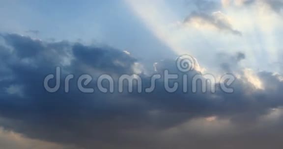 黑暗的阿尔托丘云的全景烟雾在多云的太阳射线天空中飞行视频的预览图