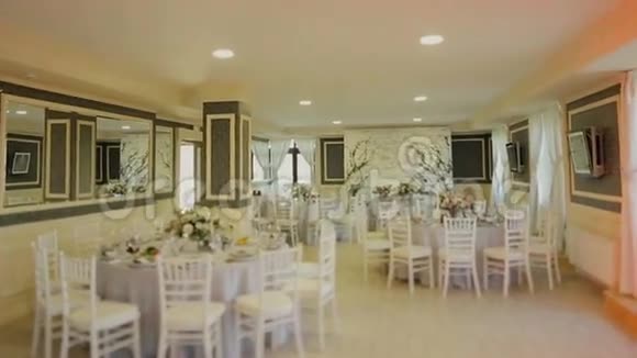 婚礼大厅的内部装饰为客人准备仪式和婚礼的漂亮房间婚礼概念视频的预览图