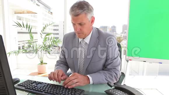 商人在看床单之前先用键盘打字视频的预览图
