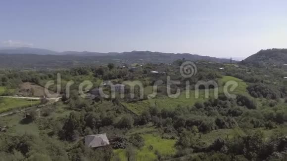 无人机照相机显示了美丽的山谷的风景与树木灌木丛和青山视频的预览图