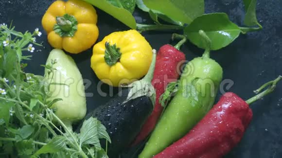 滴入水中的新鲜有机食品蔬菜茄子和胡椒视频的预览图
