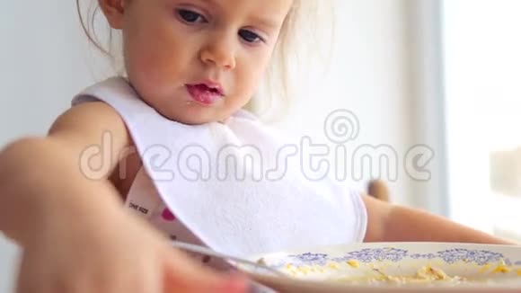 吃食物的儿童特写镜头孩子有感情地吃早餐视频的预览图