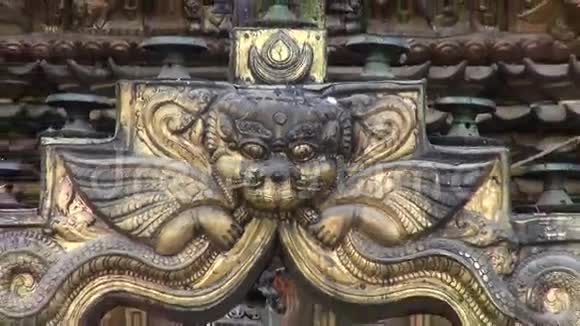 尼泊尔加德满都老城历史佛寺门视频的预览图