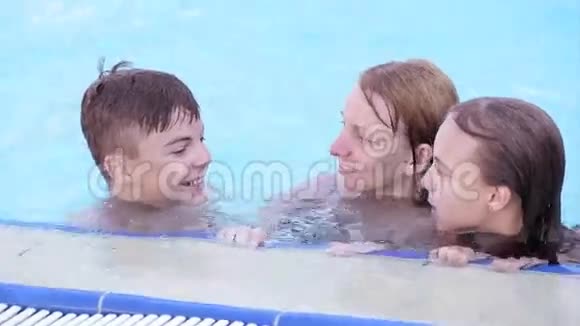 快乐的家庭在游泳池里享受视频的预览图