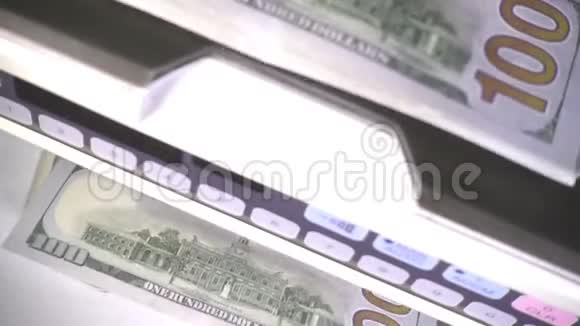 电子货币计数器正在计数美国百美元钞票视频的预览图