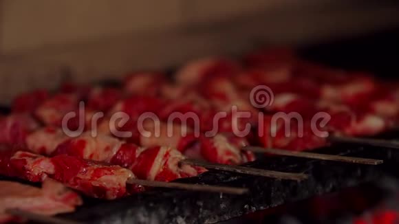 把烧烤的食物烤熟视频的预览图