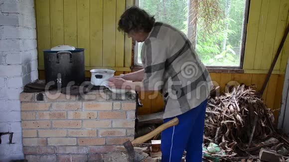 农村厨房炉子视频的预览图