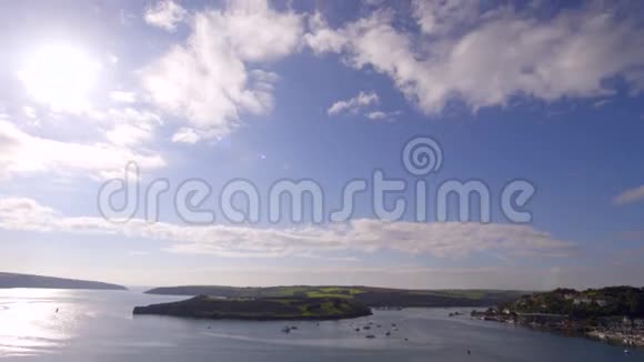 全景拍摄海岸线到天空视频的预览图