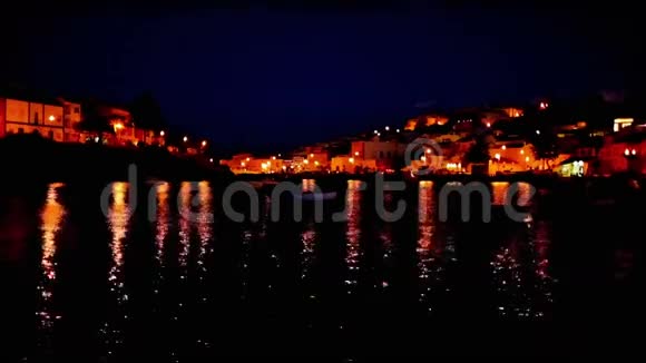 日落时分阿尔加维葡萄牙的Ferragudo村视频的预览图