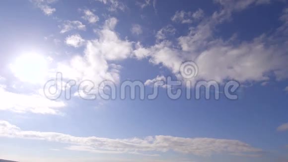 全景拍摄的天空到海岸线视频的预览图