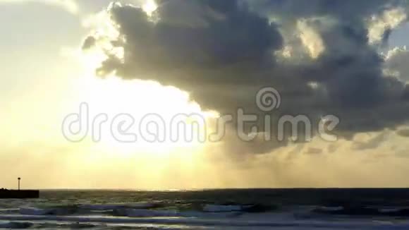 风的黄昏天空在地中海上空视频的预览图