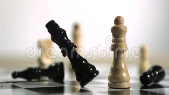 黑色棋子落了过来视频的预览图