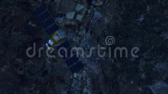 卫星在城市上空的低轨道上视频的预览图
