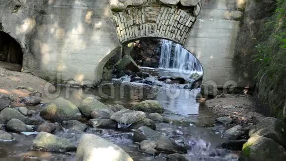 溪水流过石头旧的复古流水磨坊视频的预览图