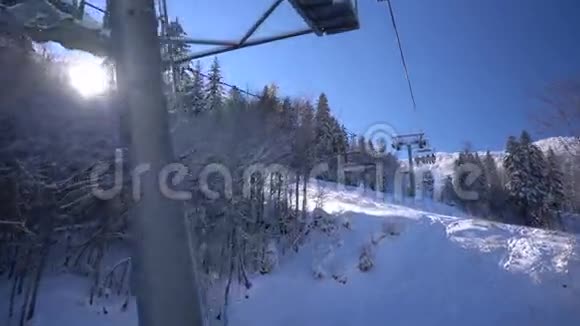 滑雪缆车上的雪林和滑雪者视频的预览图