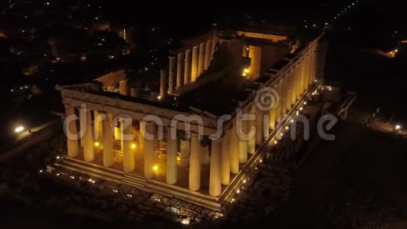 雅典历史中心的标志性古卫城山和帕台农神庙夜间空中录像视频的预览图