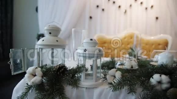 婚礼桌上的圣诞装饰视频的预览图
