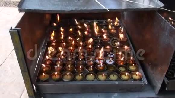 尼泊尔加德满都的佛教蜡烛火视频的预览图